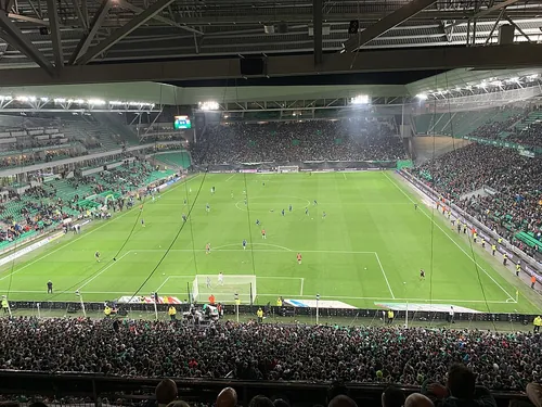 Dans quelle ville française trouve-t-on le stade surnommé « le Chaudron vert » ?