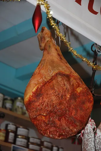 Quelle indication géographique protégée désigne un jambon sec affiné dans le sud-ouest de la France ?