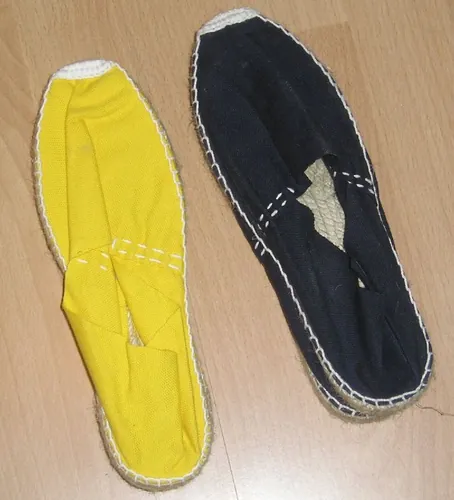 Quelle chaussure d’origine pyrénéenne est faite de toile et d’une semelle de corde tressée ?