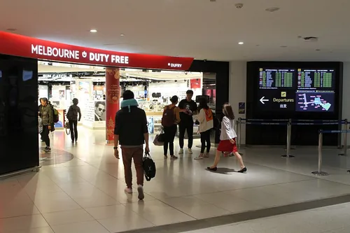 Quel terme anglais désigne les marchandises vendues hors taxe dans les boutiques d’aéroport ?