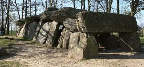 Quel mot d'origine bretonne désigne un monument mégalithique constitué d'une grande dalle horizontale reposant sur des pierres dressées ?