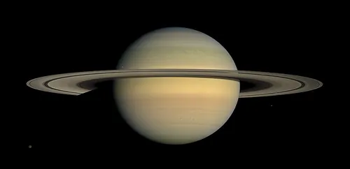 Quelle planète est surnommée la planète aux anneaux ?